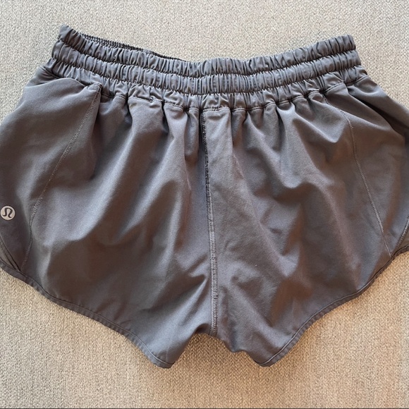 Lululemon Hotty Hot Low-Rise Lined Short 2.5" - Picture 4 of 5